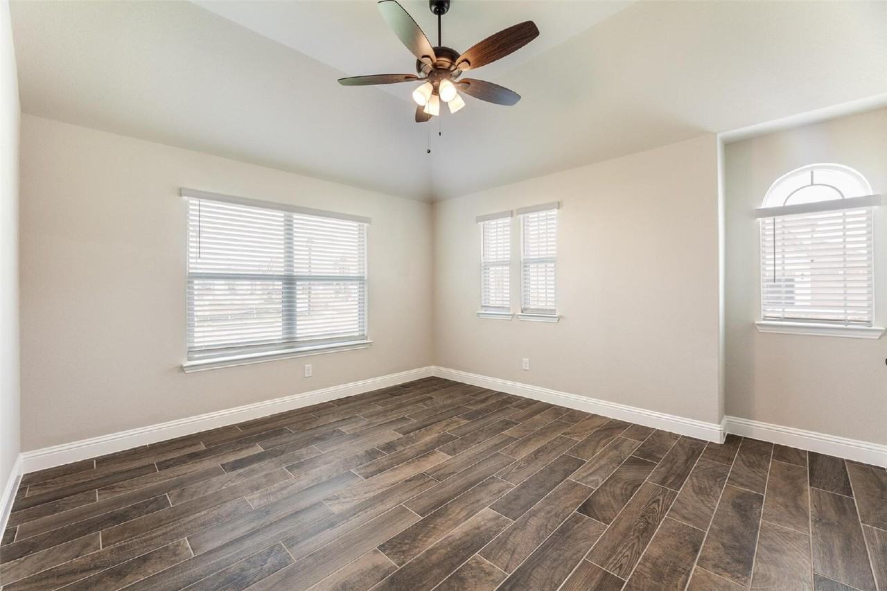 1304 Lancaster Dr - Photo 3 of 34