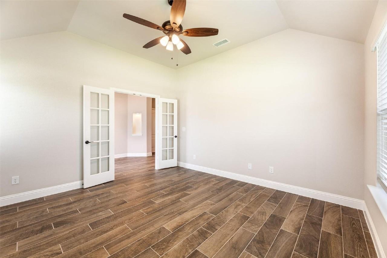 1304 Lancaster Dr - Photo 4 of 34
