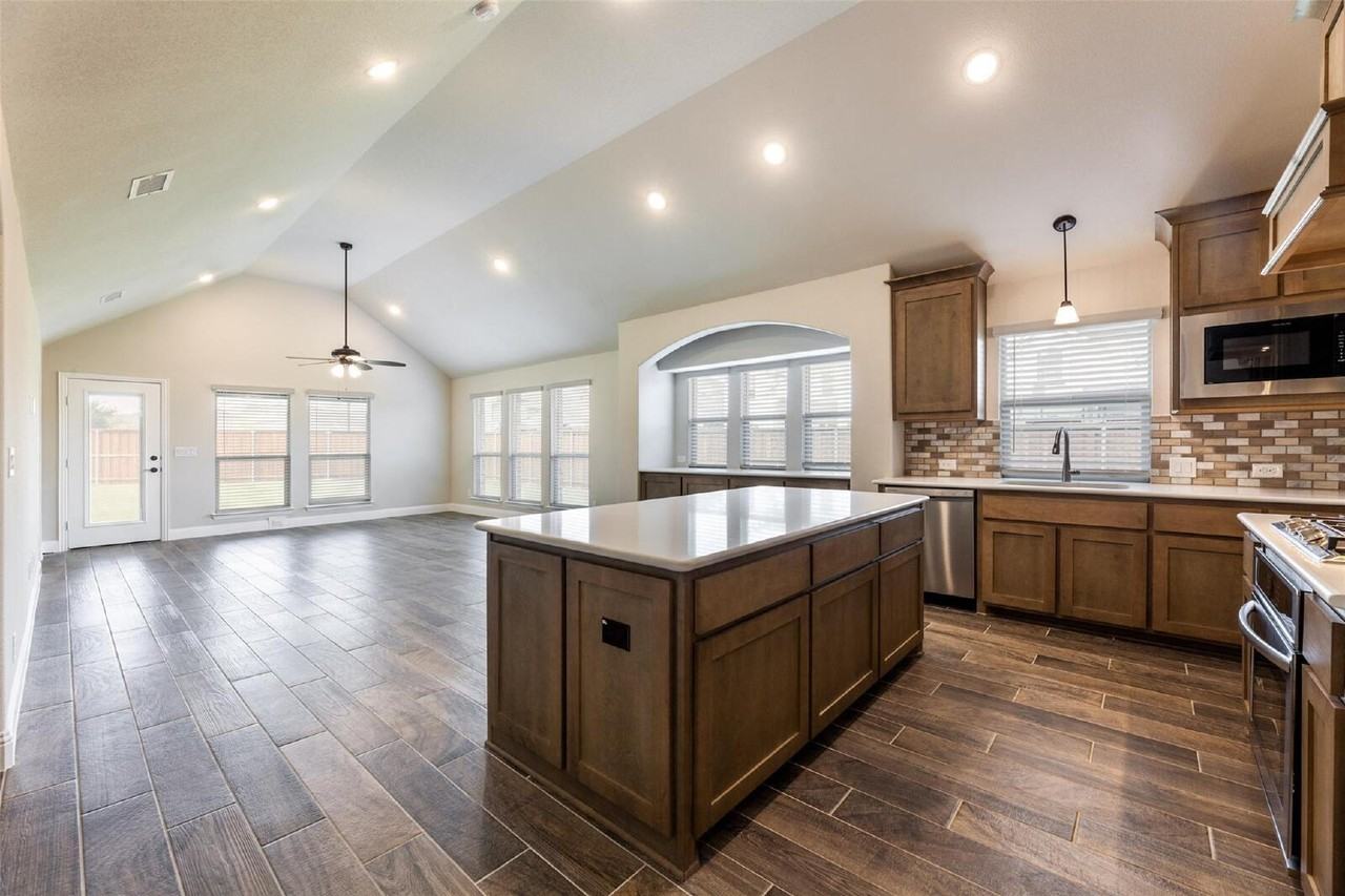 1304 Lancaster Dr - Photo 5 of 34