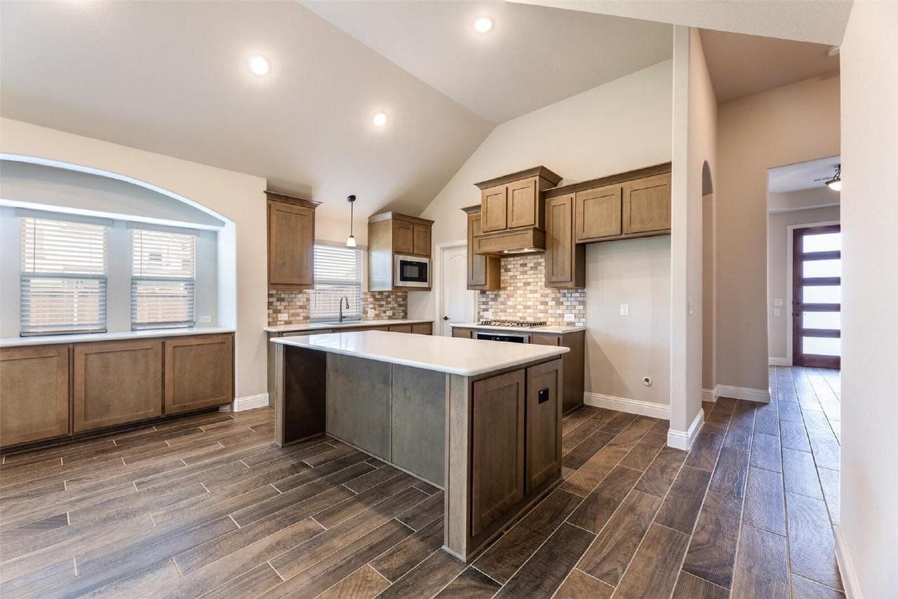 1304 Lancaster Dr - Photo 6 of 34