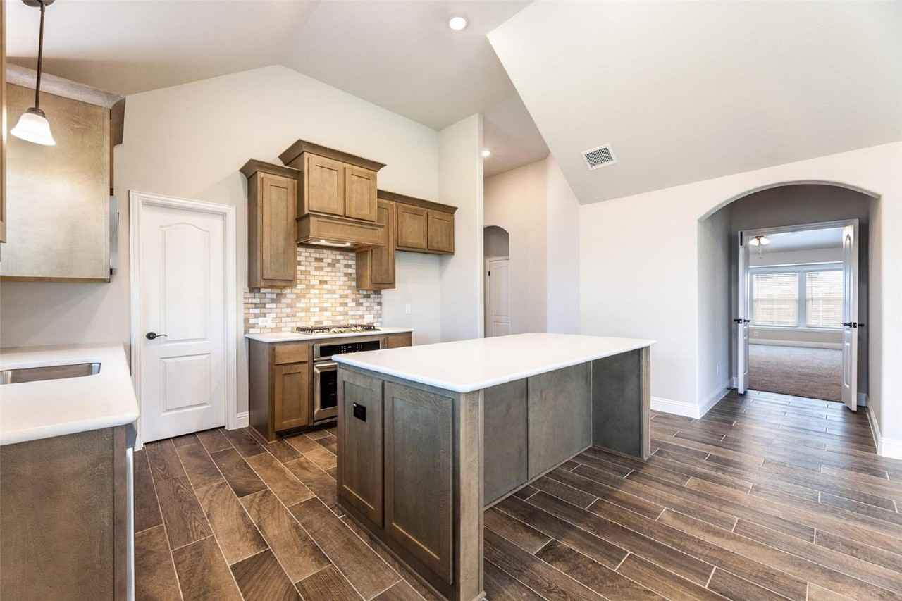 1304 Lancaster Dr - Photo 7 of 34