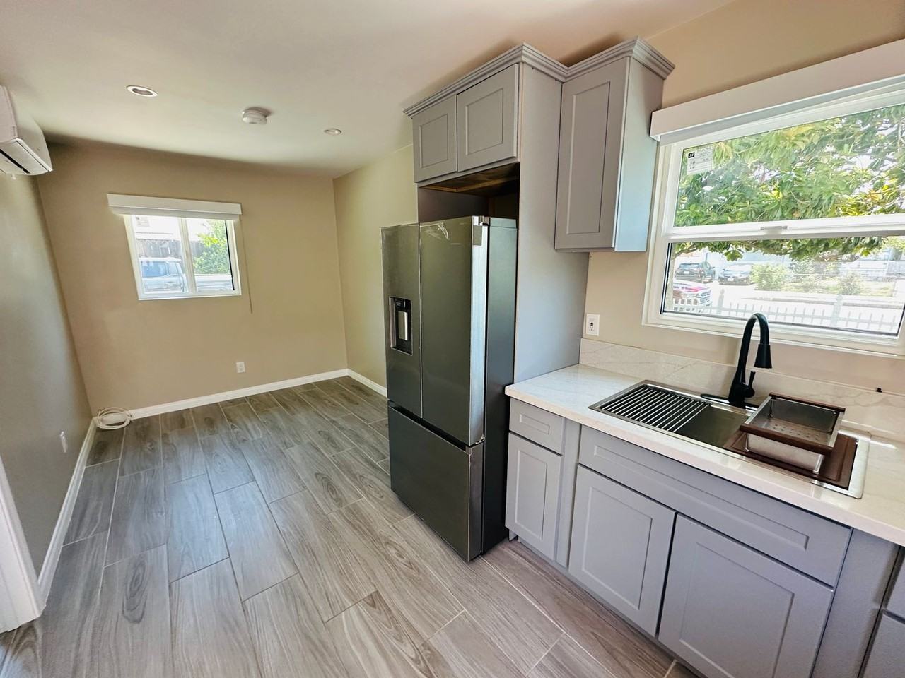 20239 Hartland St - Photo 6 of 11