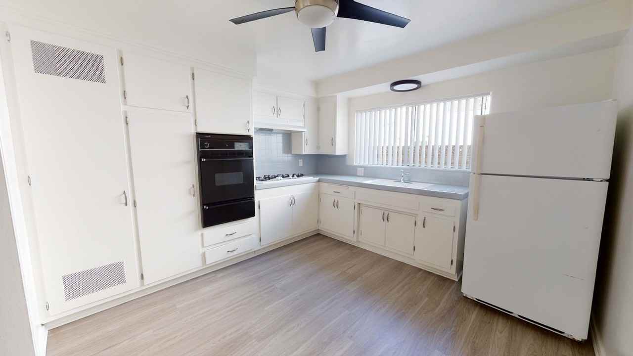 2266 Del Mar - Photo 2 of 10