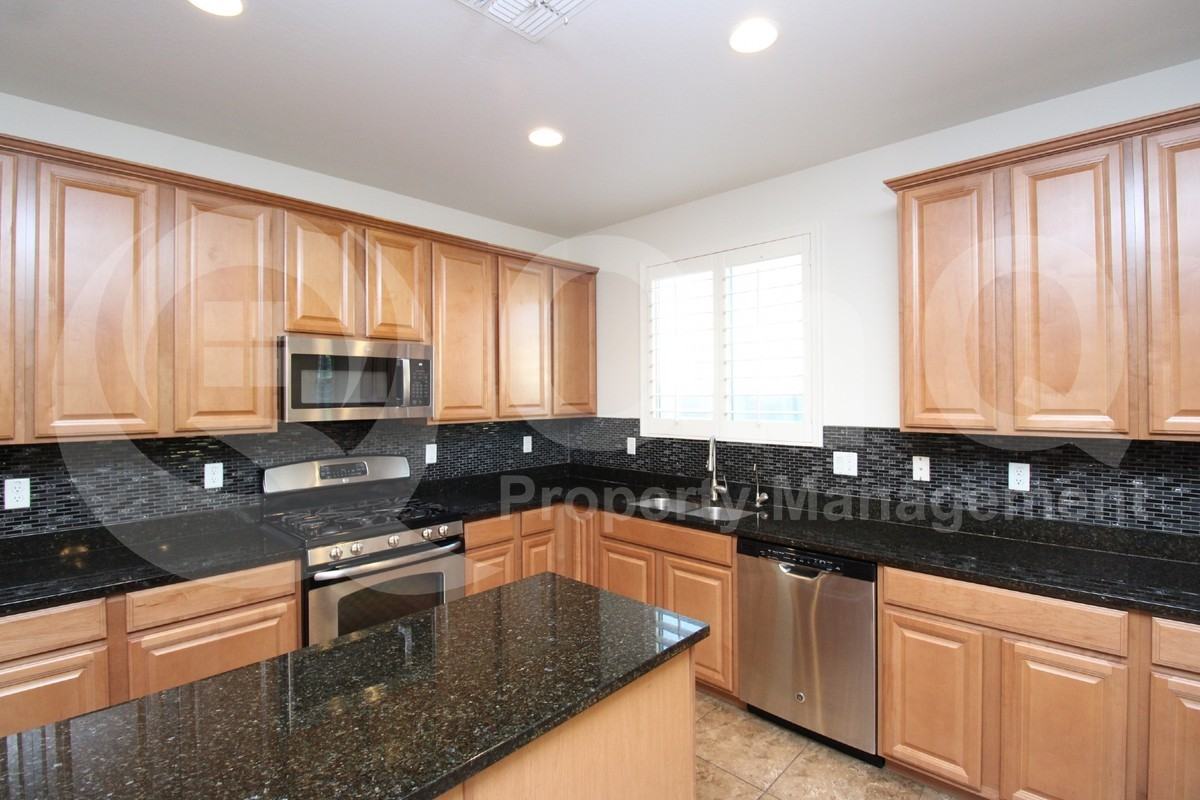 4535 S Ellesmere St - Photo 4 of 25