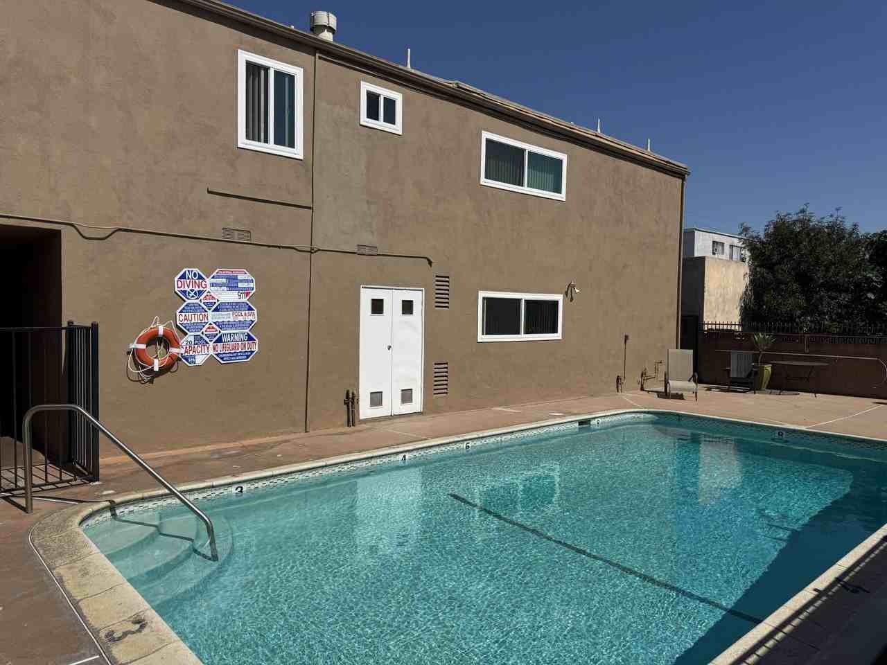 FREE RENT! Beautiful & Spacious 1 bed. Apt. In Van nuys. - Photo 2 of 3