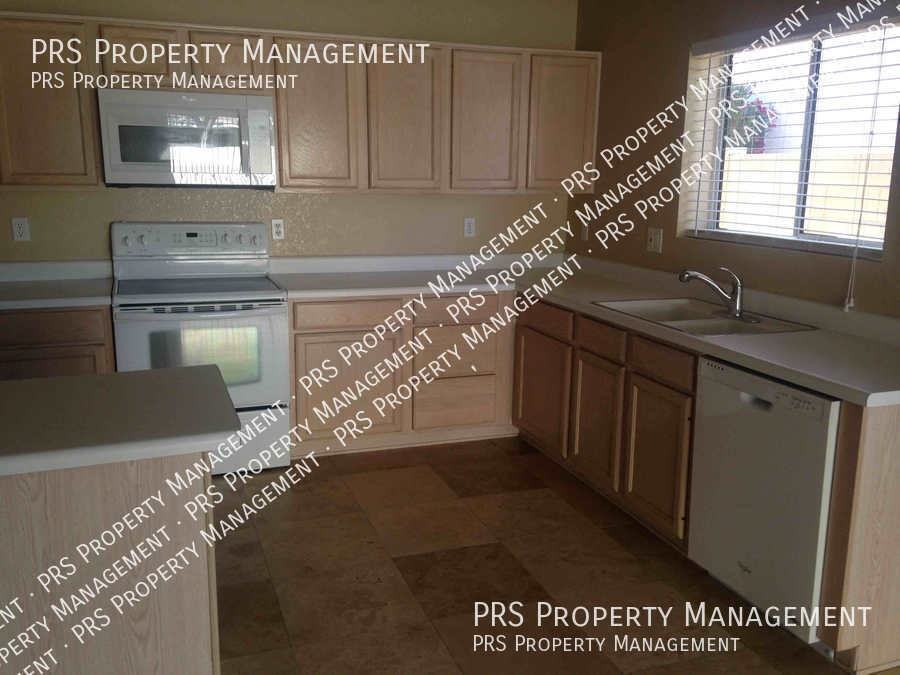 629 S Oak St - Photo 3 of 10