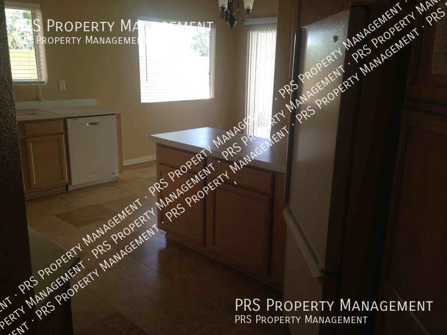 629 S Oak St - Photo 4 of 10