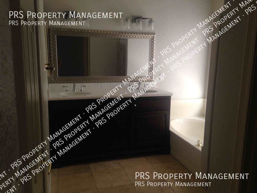 629 S Oak St - Photo 6 of 10