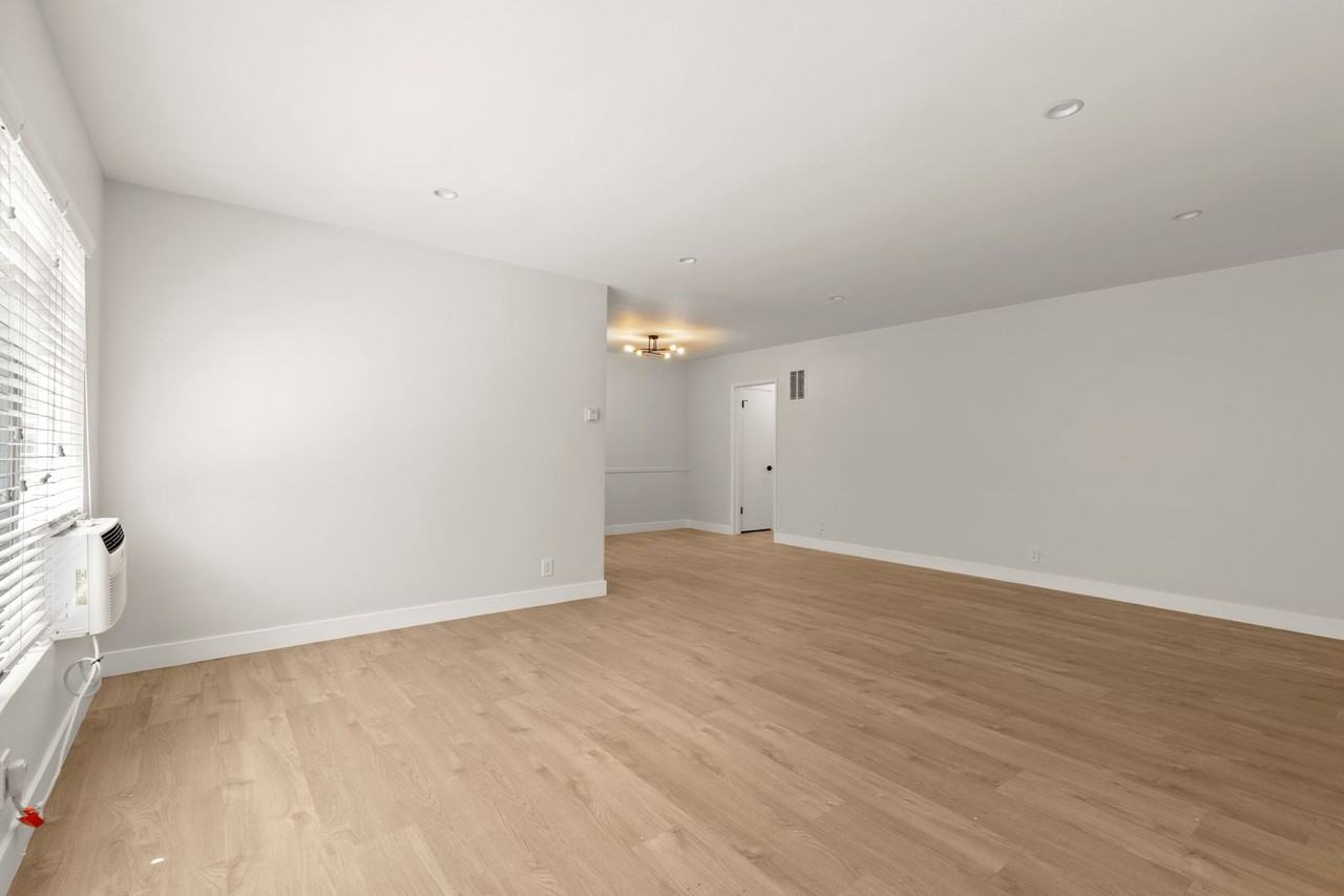 (EL/EU/YO:B) 325 S. Rexford Drive - Photo 2 of 23