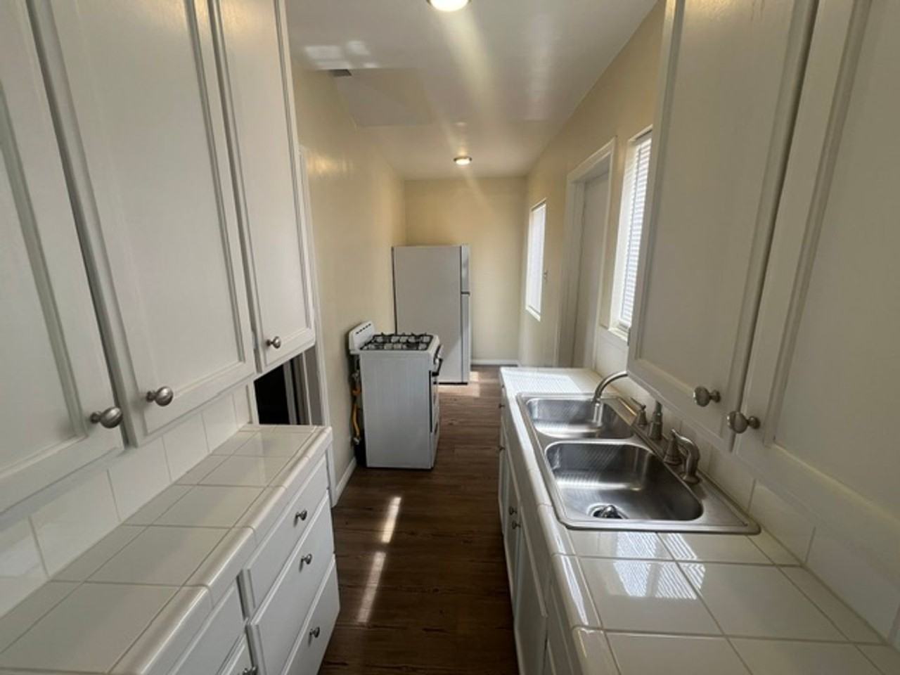 1222 W 9th St - Photo 7 of 10