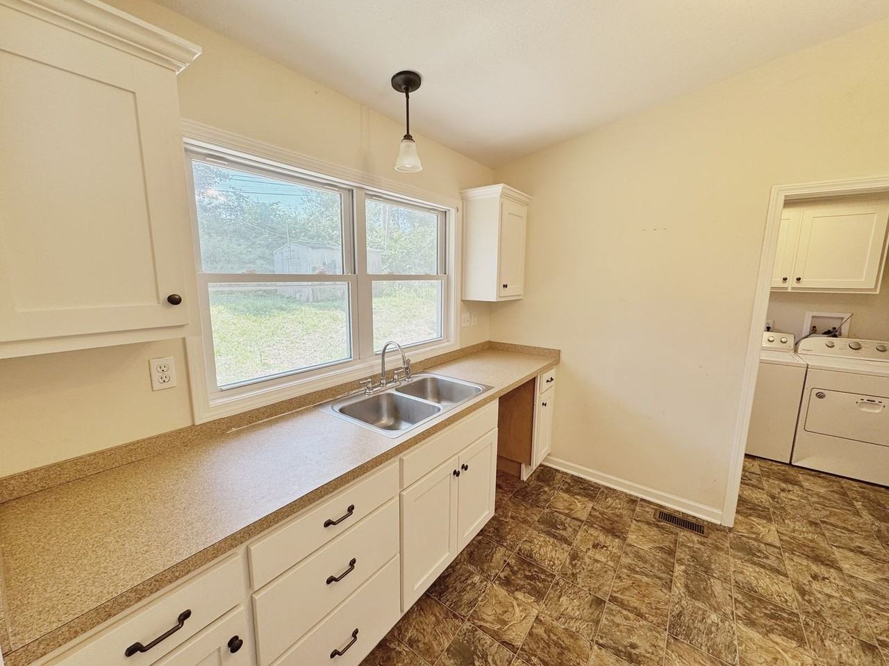 804 E Clark St - Photo 5 of 23