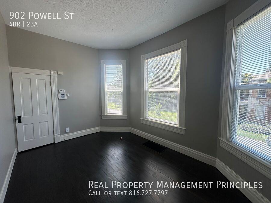 902 Powell St - Photo 5 of 33