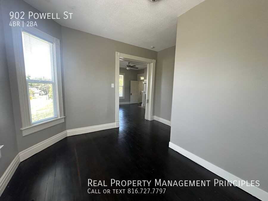 902 Powell St - Photo 7 of 33