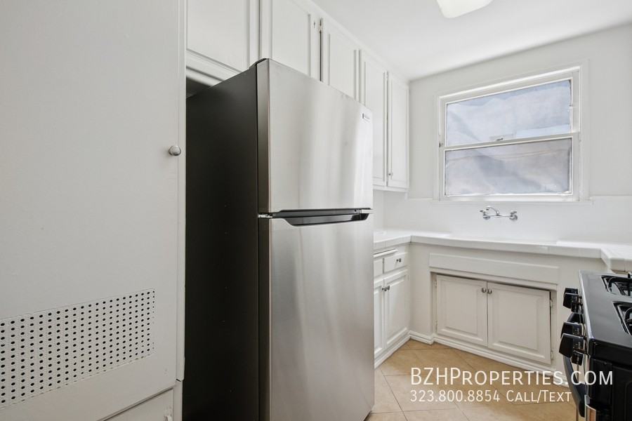 1138 S Sherbourne Dr #3 - Photo 6 of 18