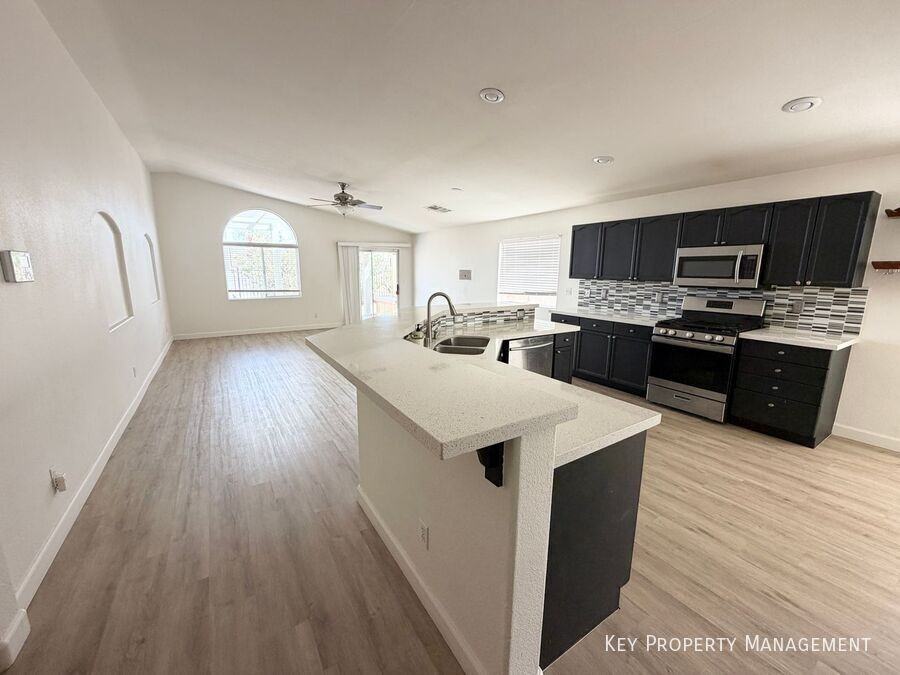 374 Yacht Ave - Photo 5 of 23