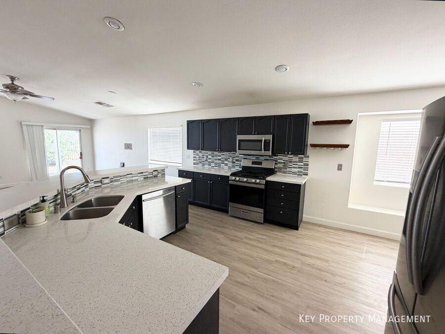 374 Yacht Ave - Photo 6 of 23