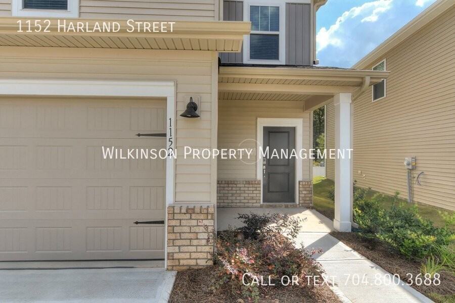 1152 Harland St - Photo 3 of 32