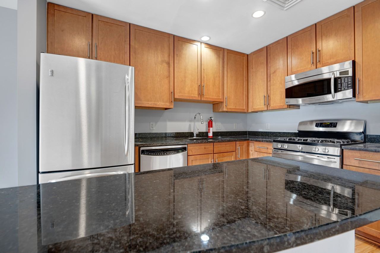 1111 Oronoco St #426 - Photo 7 of 15
