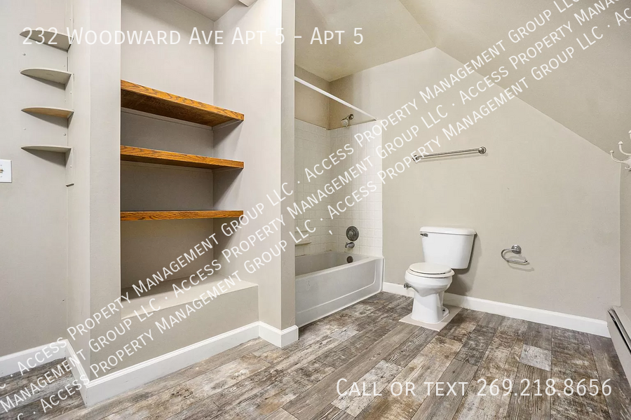232 Woodward Ave Apt 5 #5 - Photo 5 of 12