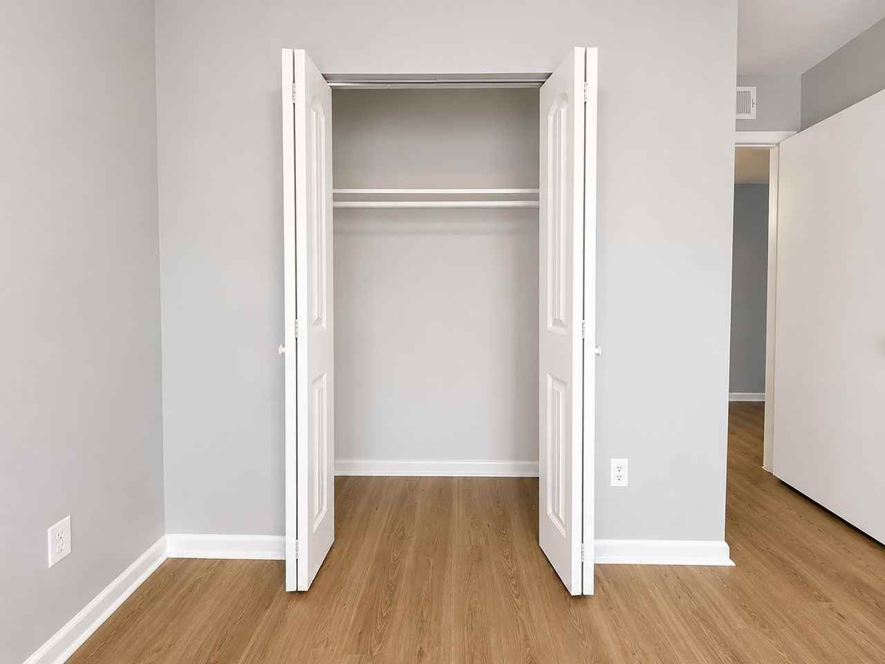 Chateau Glen Oaks Apartments - Photo 3 of 50