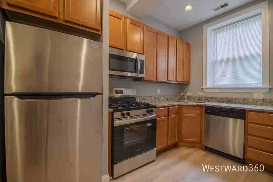 2036 W Arthur Ave #G