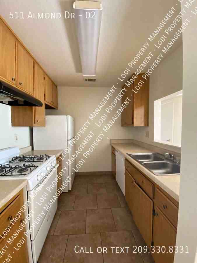 511 Almond Dr #02 - Photo 5 of 16