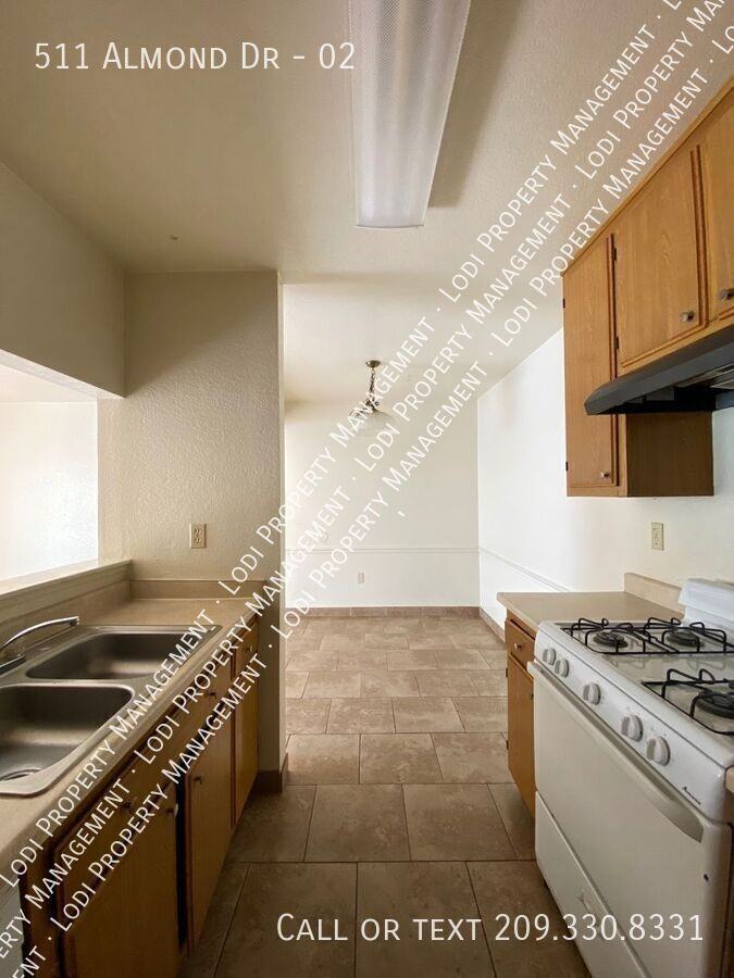 511 Almond Dr #02 - Photo 6 of 16