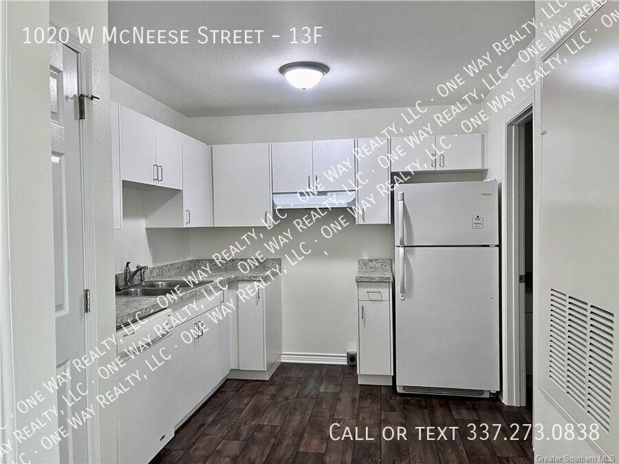 1020 W Mcneese St #13F - Photo 5 of 11