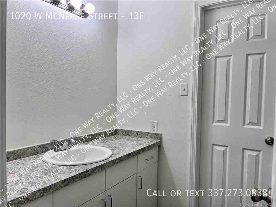 1020 W Mcneese St #13F - Photo 7 of 11