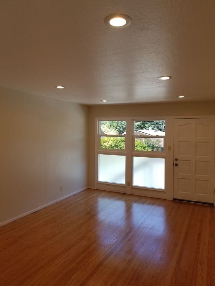 2076 Donald Dr - Photo 4 of 10