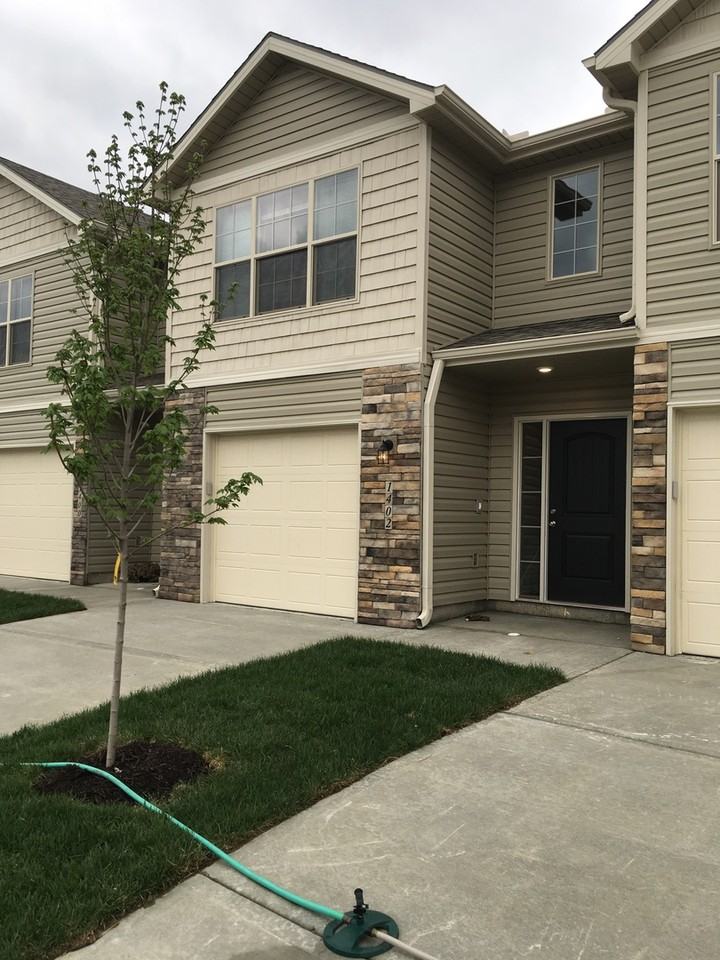 1402 Ne Mary Ct - Photo 2 of 15