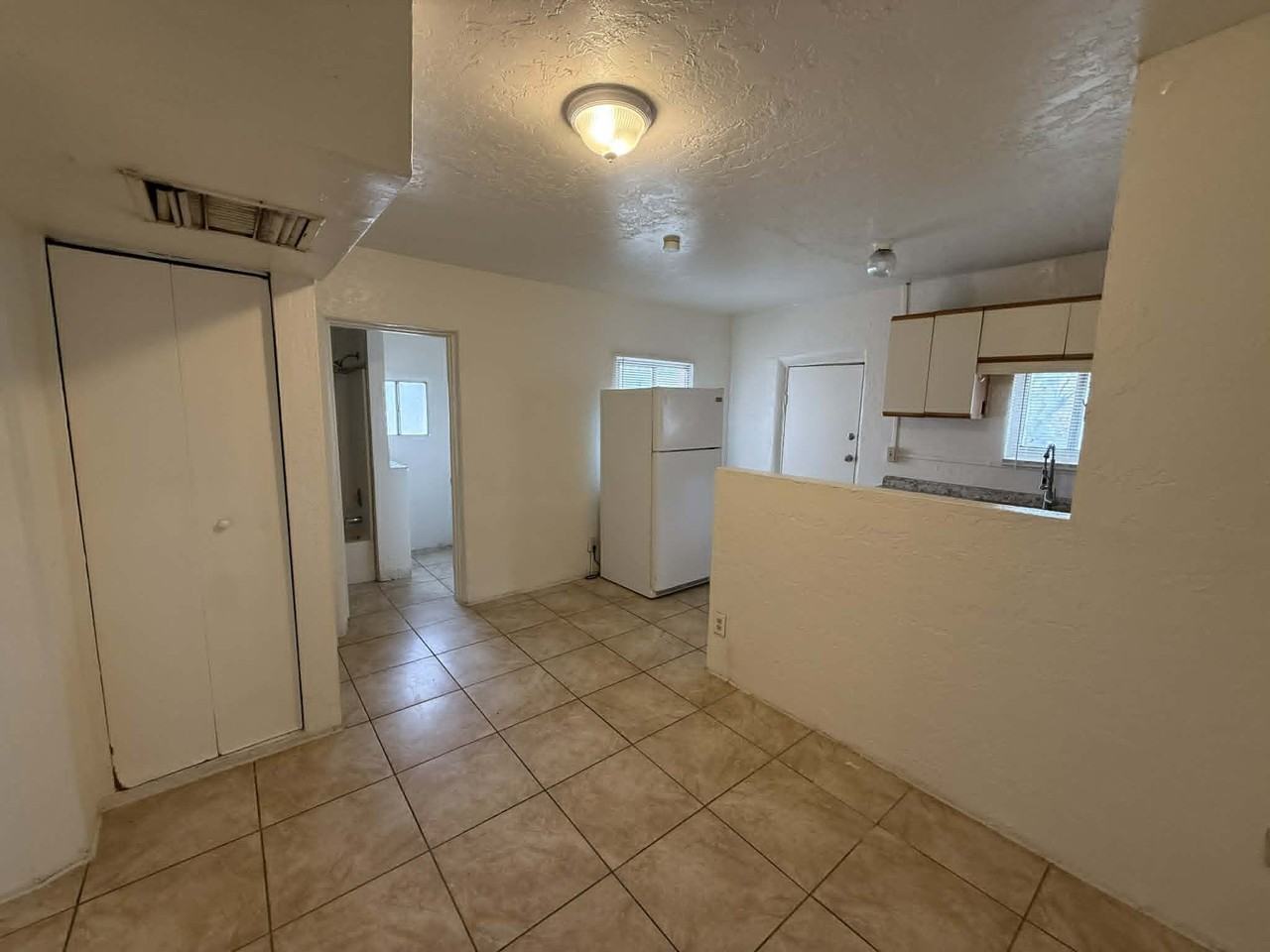 1553 // 204 East Palmdale Street - Photo 7 of 21