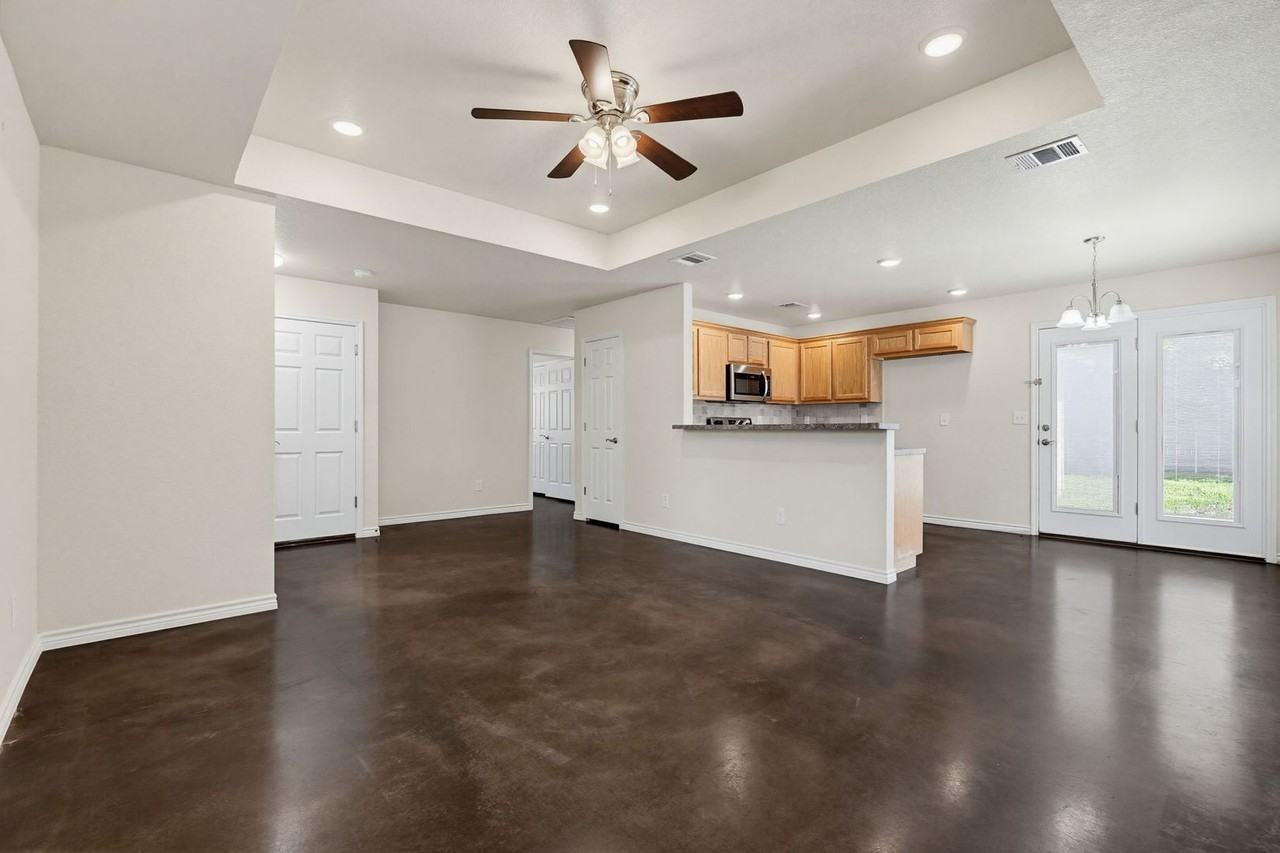908 E Avenue B - Photo 4 of 16
