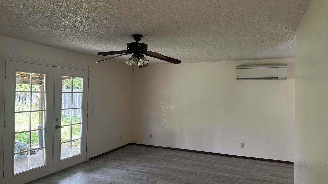 257 Kermanshah St - Photo 2 of 11