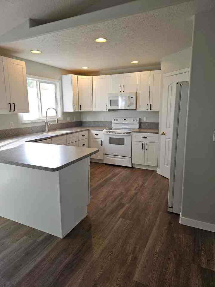 3328 S Malad Dr - Photo 4 of 23