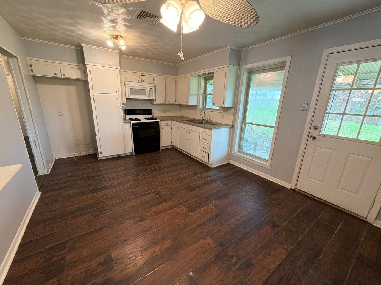 3002 Hazel Cir - Photo 3 of 12