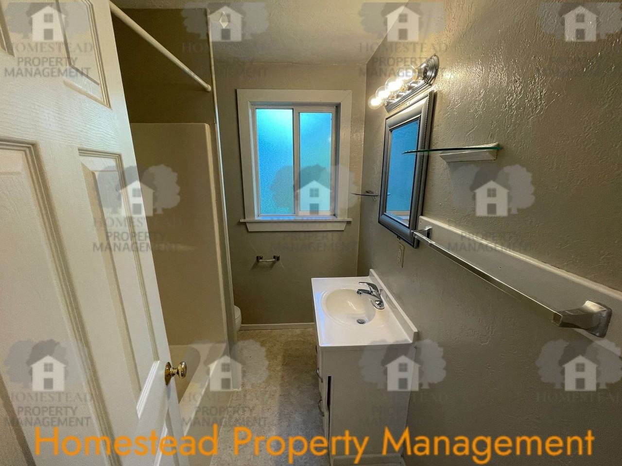 582 Main St W - Photo 6 of 18