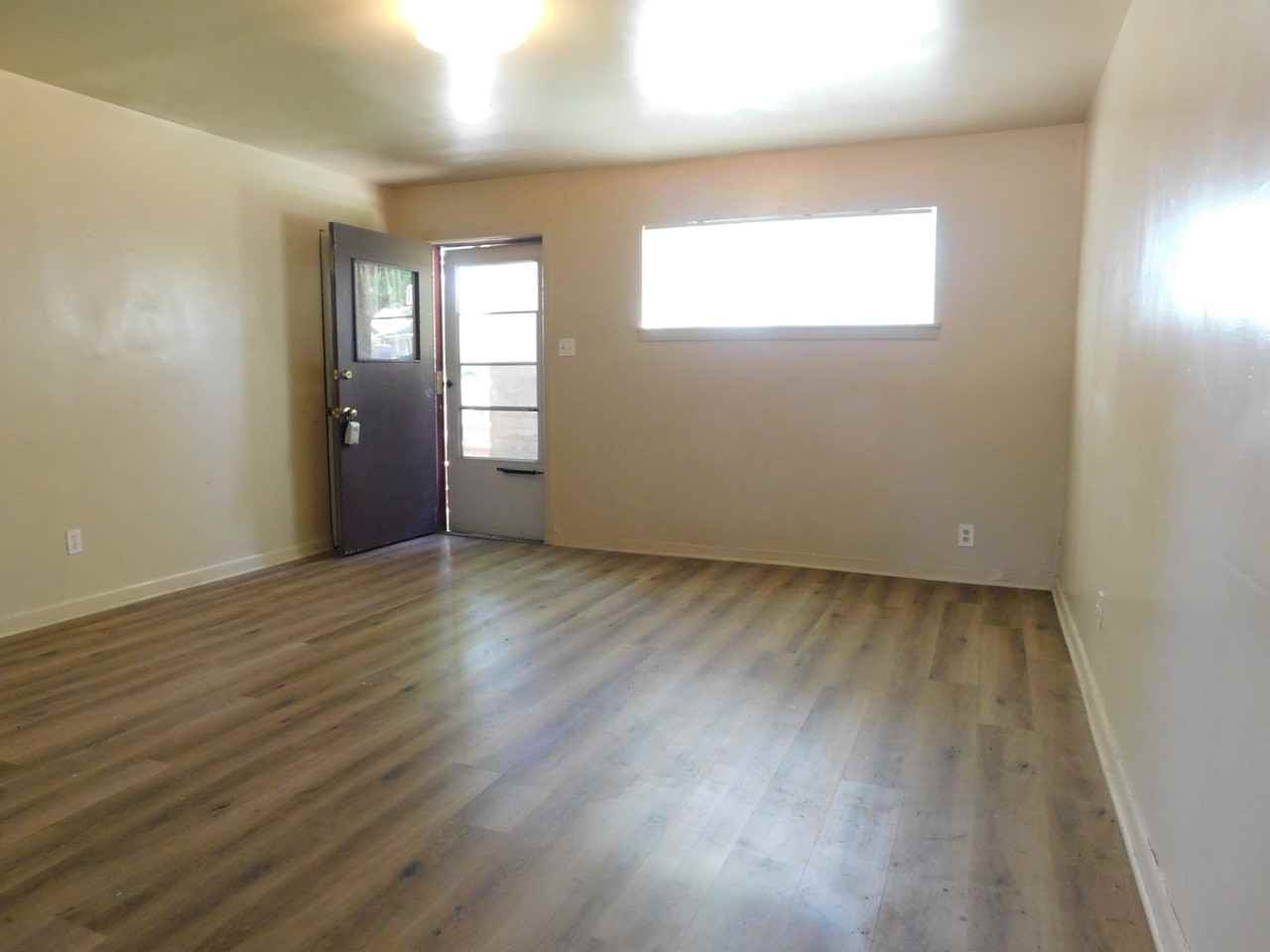 1368 Elm Ave - Photo 4 of 11