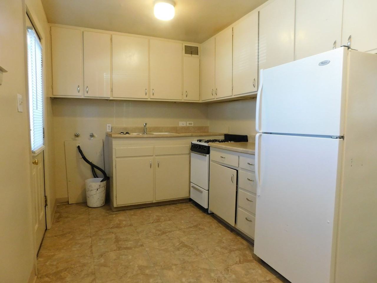 1368 Elm Ave - Photo 5 of 11