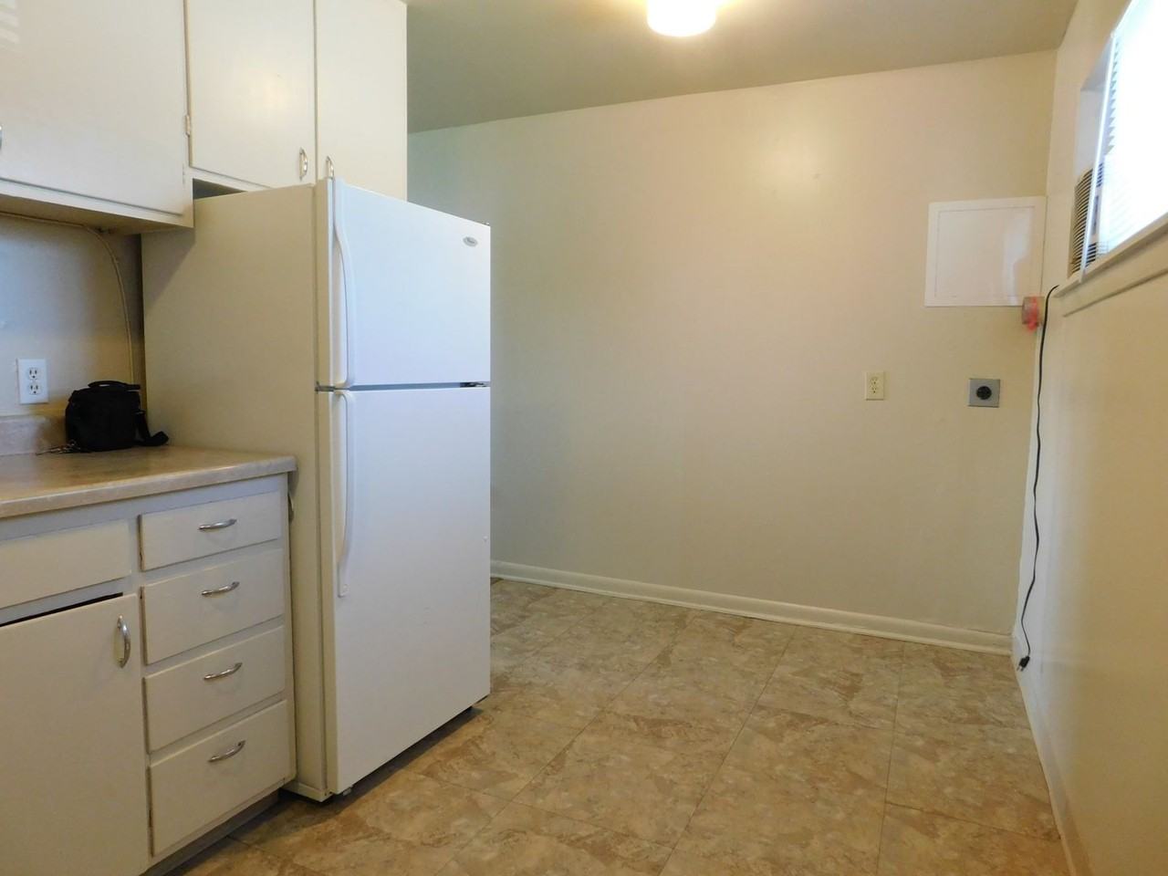 1368 Elm Ave - Photo 6 of 11