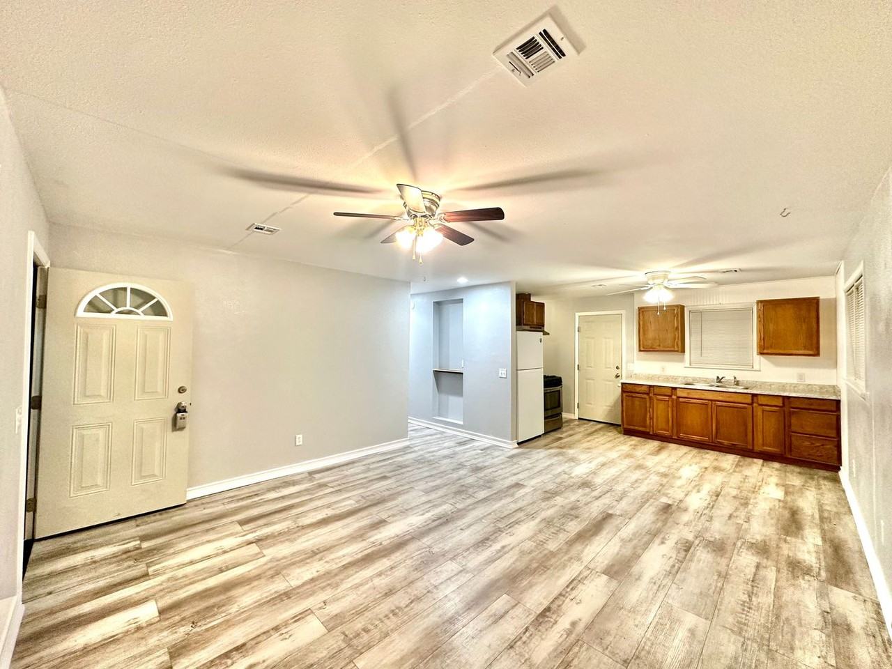 1604 Summit St - Photo 2 of 14