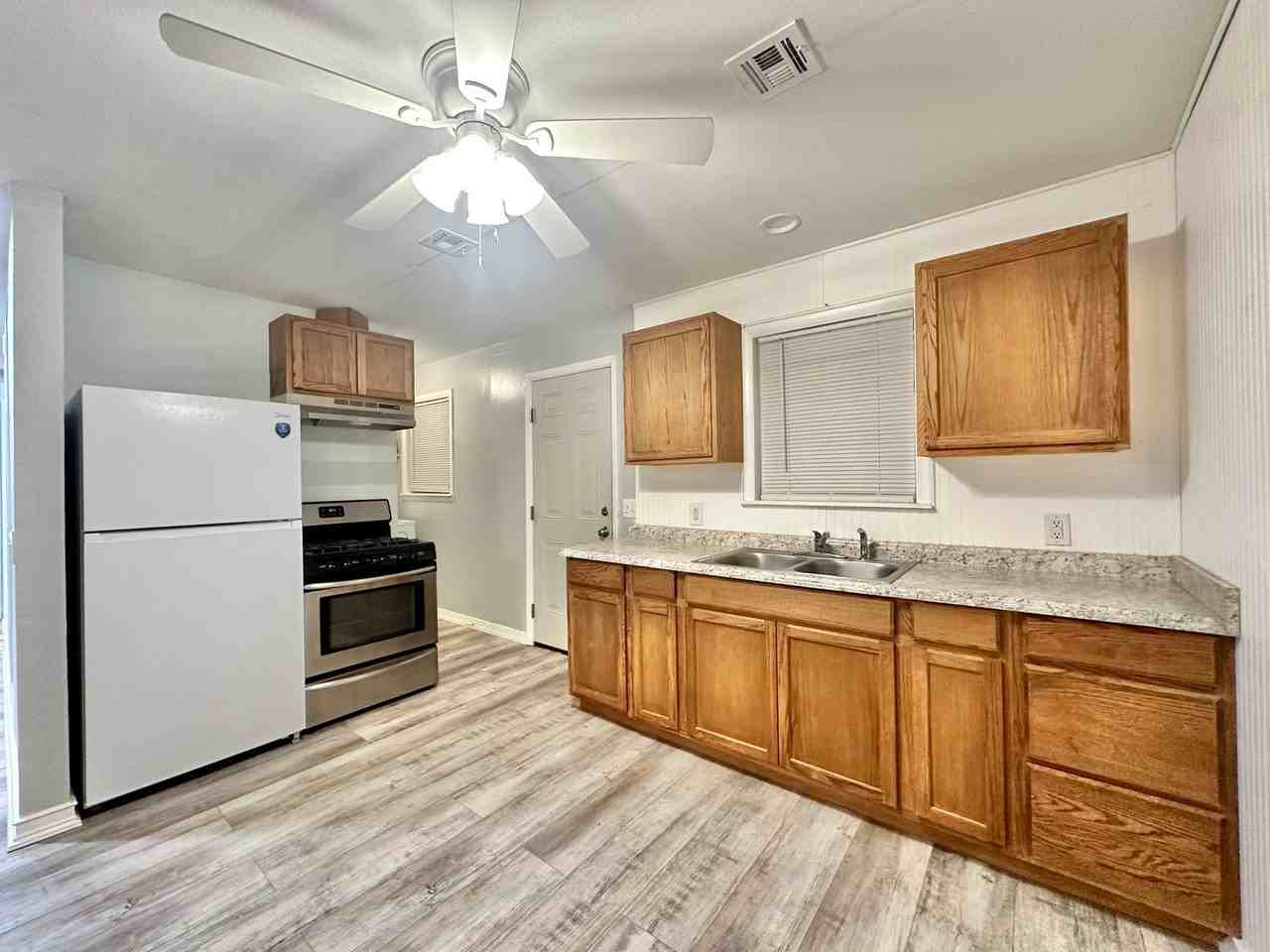 1604 Summit St - Photo 4 of 14