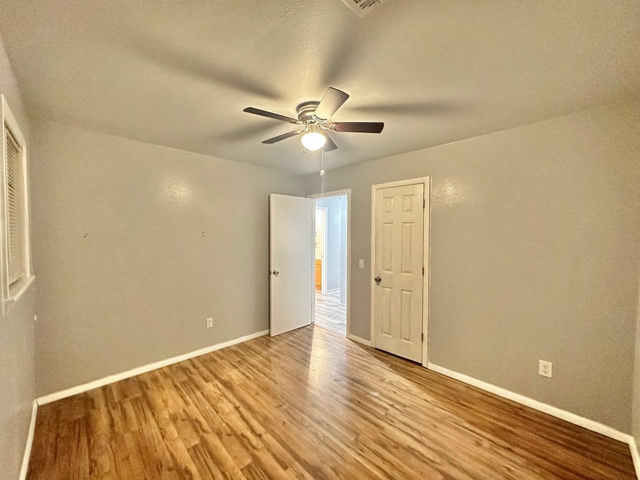 1604 Summit St - Photo 5 of 14