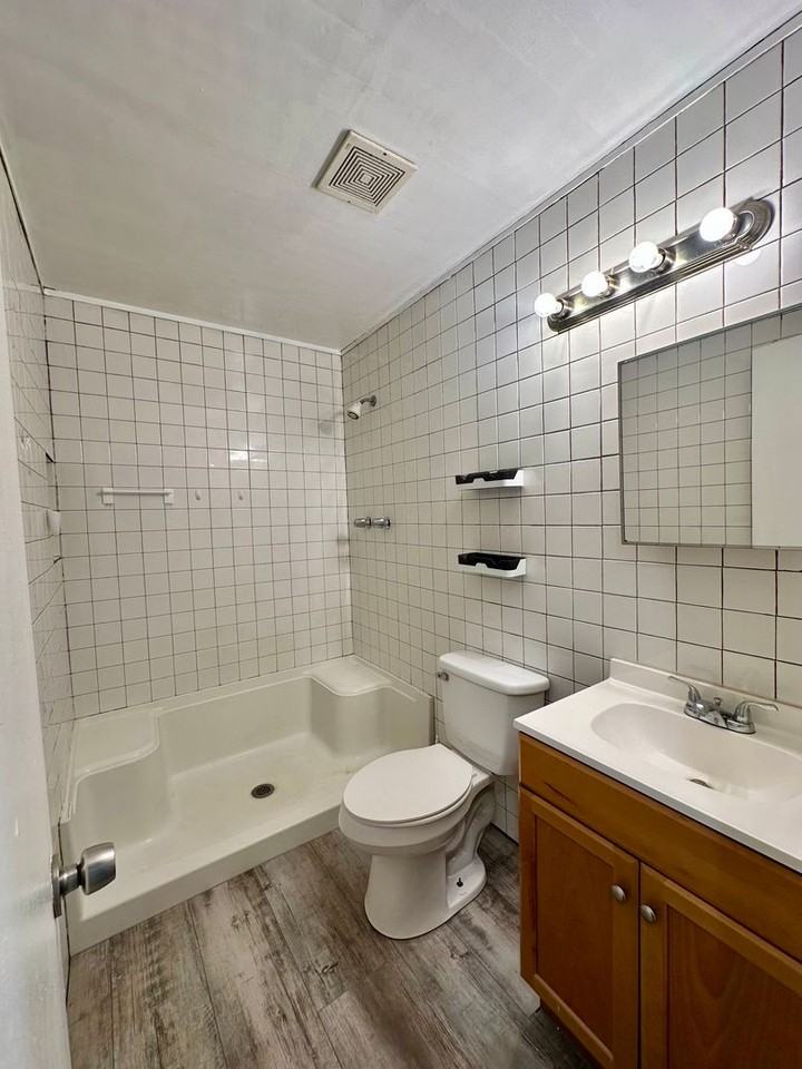 1604 Summit St - Photo 7 of 14