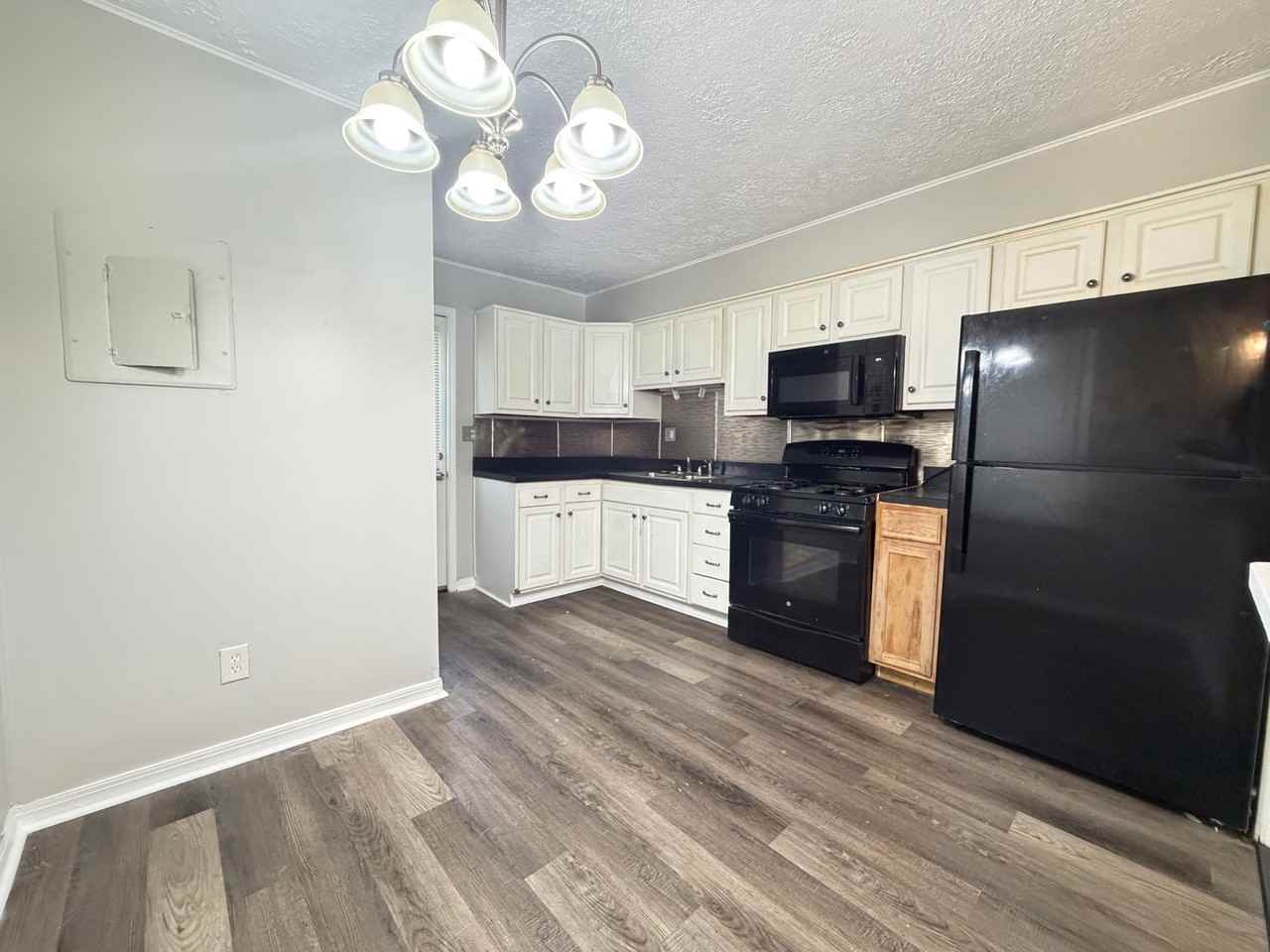 4111 Locust Ave - Photo 4 of 15