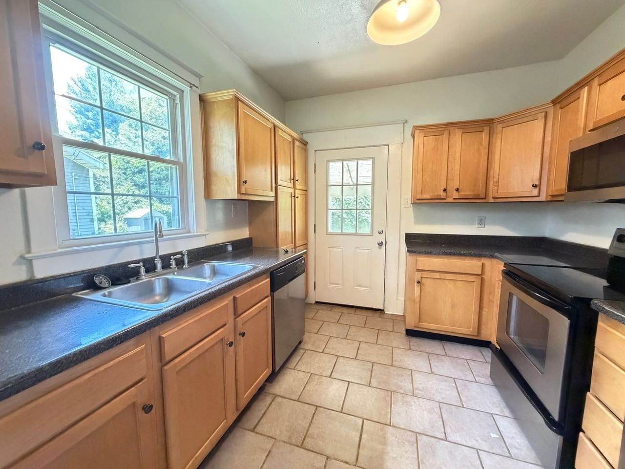 1739 Speed Ave - Photo 6 of 21