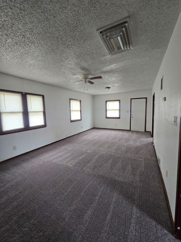 701 E 12th St - Photo 2 of 8