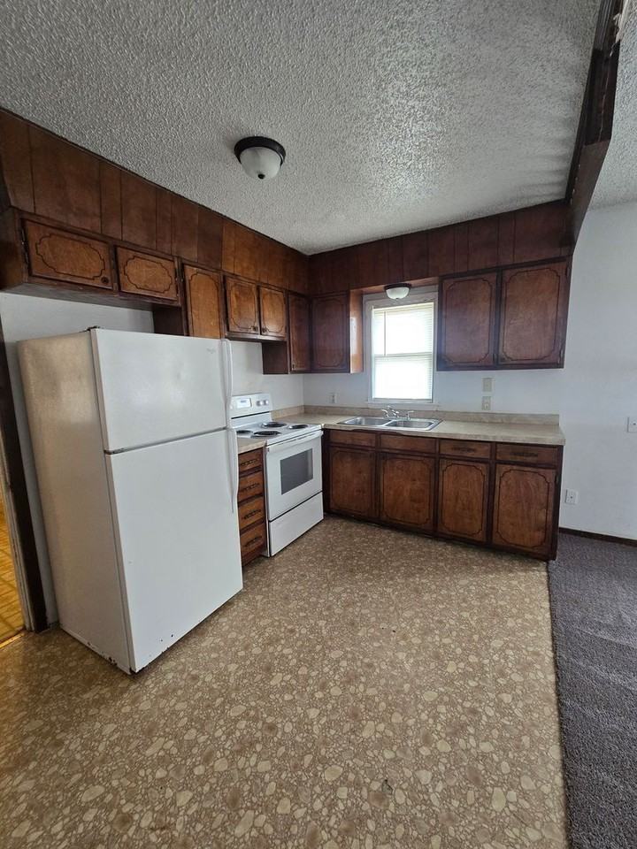 701 E 12th St - Photo 3 of 8