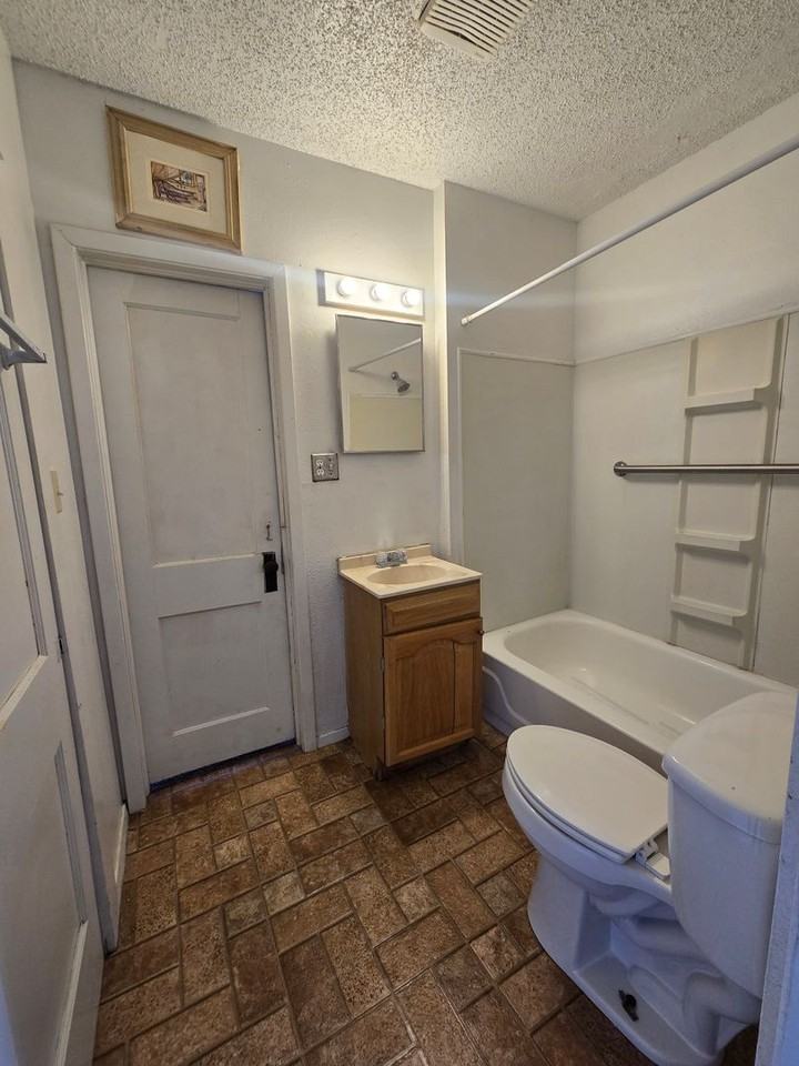 701 E 12th St - Photo 5 of 8