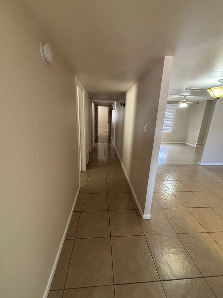 5220 N 68th Ave - Photo 7 of 14